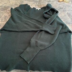 Sweat with cutout shoulder